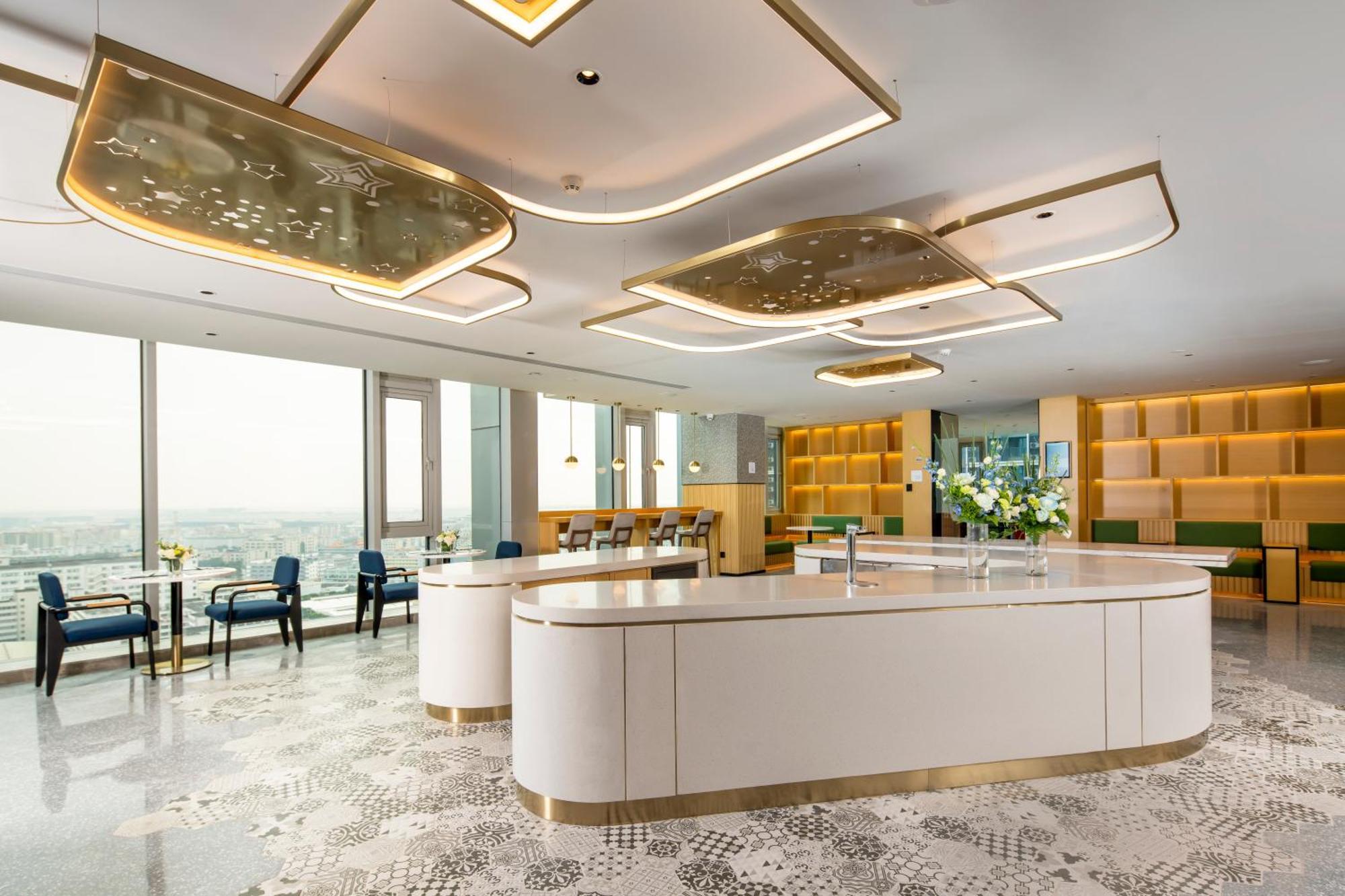 Hilton Garden Inn Shenzhen Airport,Enjoy 24-Hour One Way Free Delivery From Hotel To Shenzhen Baoan Airport On The Hour Zewnętrze zdjęcie
